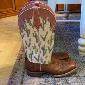 Ariat women’s 9.5 cowgirl boots for sale.